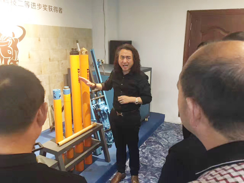 公司對(duì)工程隊(duì)進(jìn)行新工藝和安全培訓(xùn)